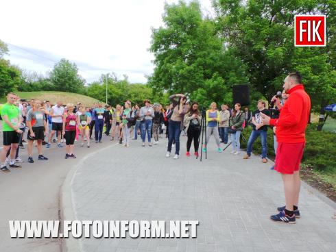 Зараз у Кропивницькому на Фортечних валах офіційно відкрили біговий проект - Kropyvnytskyi Half Marathon-2017. 