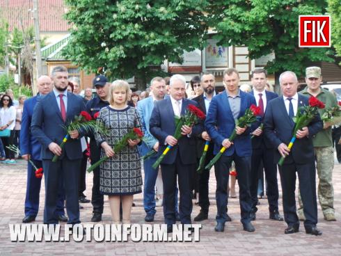 Сьогодні, 22 травня, у місті Кропивницький на площі біля пам’ятника Т.Г.Шевченку відбувся урочистий мітинг, повідомляє FOTOINFORM.NET