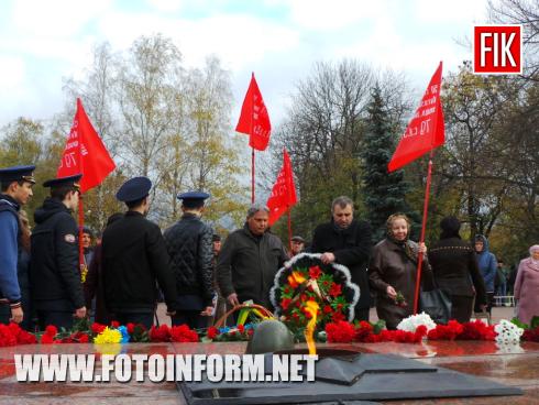 Cьогодні, 26 жовтня, у Кропивницькому на меморіальному комплексі «Фортечні вали» з нагоди 74-ї річниці визволення України від нацистських загарбників відбулося урочисте покладання квітів до Вічного вогню.