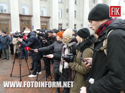 Сьогодні, 4 грудня, на флагштоку біля будівлі міськради Кропивницького урочисто підняли прапор Військово-Морських сил ЗСУ - на знак підтримки українських моряків, захоплених 25 листопада спецпідрозділами РФ поряд із Керченською протокою.