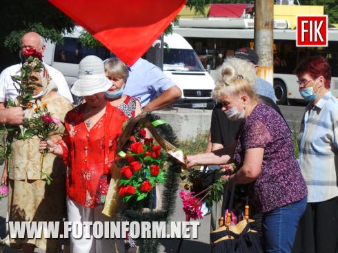 Сьогодні, 4 серпня, у Кропивницькому, біля пам’ятного знаку, встановленого на місці, де в серпні 1941 року вели обороні бої за місто воїни-прикордонники та бійці загонів народного ополчення, зібрались містяни.