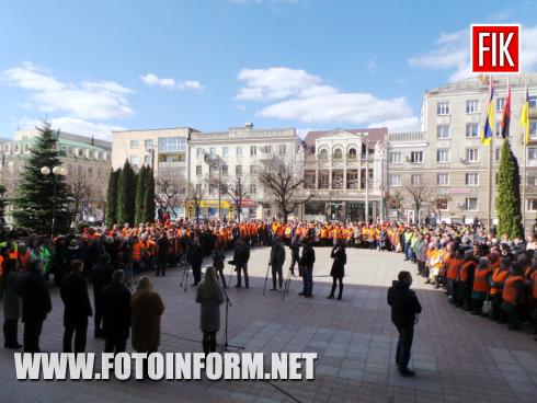 Зараз у центрі міста Кропивницький біля міськради відбувається вшанування працівників комунальних підприємств з нагоди Дня працівників житлово-комунального господарства та побутового обслуговування, повідомляє FOTOINFORM.NET.