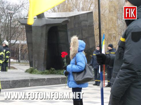 Сьогодні, 13 грудня, у місті Кропивницький відбулась урочиста церемонія покладання квітів до пам’ятного знаку «Жертвам Чорнобиля», повідомляє FOTOINFORM.NET