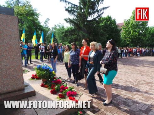 Сьогодні, 22 травня, у місті Кропивницький на площі біля пам’ятника Т.Г.Шевченку відбувся урочистий мітинг, повідомляє FOTOINFORM.NET