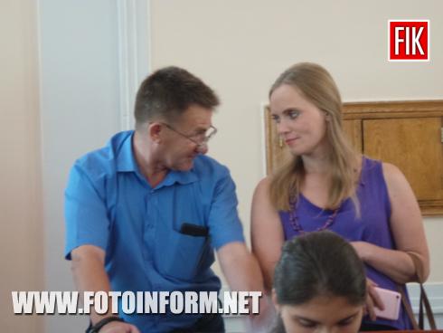 Сьогодні, 27 серпня, в приміщенні міської ради міста Кропивницького з третьої спроби розпочала свою роботу шістнадцята сесія міської ради міста Кропивницького сьомого скликання, повідомляє FOTOINFORM.NET