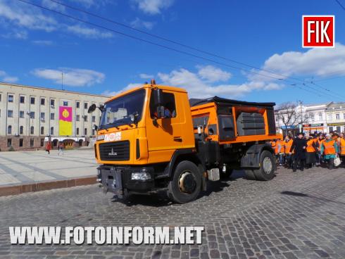 Сьогодні, 13 березня, у місті Кропивницький відбувається хода працівників комунальних підприємств ЖКГ, повідомляє FOTOINFORM.NET.