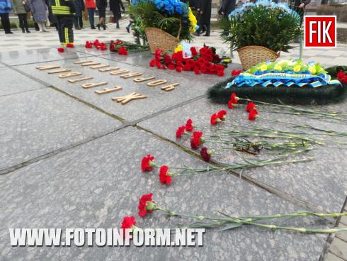 Сьогодні, 13 грудня, у місті Кропивницький відбулась урочиста церемонія покладання квітів до пам’ятного знаку «Жертвам Чорнобиля», повідомляє FOTOINFORM.NET