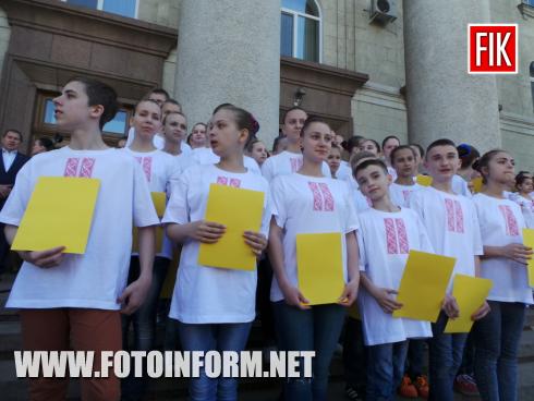 Зараз на площі перед будинком міської ради Кропивницького відбувається урочиста церемонія нагородження переможців конкурсу учнівської молоді «Майбутній захисник України».