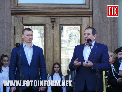 Зараз на площі перед будинком міської ради Кропивницького відбувається урочиста церемонія нагородження переможців конкурсу учнівської молоді «Майбутній захисник України».