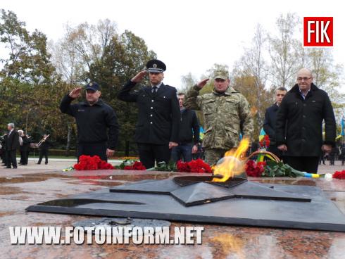 Cьогодні, 26 жовтня, у Кропивницькому на меморіальному комплексі «Фортечні вали» з нагоди 74-ї річниці визволення України від нацистських загарбників відбулося урочисте покладання квітів до Вічного вогню.