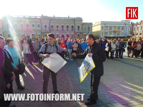 Сегодня, 7 апреля, в день Всемирного здоровья Кировоградская сеть ЛЖВ собрала всех желающих кировоградцев на общегородскую утреннюю зарядку «Здоровым быть модно», которая состоялась в центре города на площади Героев Майдана.