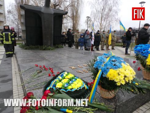 Сьогодні, 13 грудня, у місті Кропивницький відбулась урочиста церемонія покладання квітів до пам’ятного знаку «Жертвам Чорнобиля», повідомляє FOTOINFORM.NET