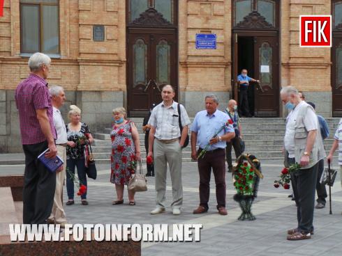У Кропивницькому з нагоди 140-річчя з дня народження видатного державного діяча, письменника і нашого земляка Володимира Винниченка, відбувся мітинг та покладання квітів до пам’ятника видатної особистості.