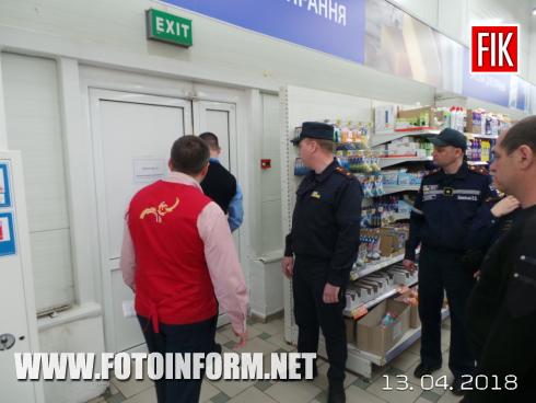 Сьогодні, 13 квітня, Управлінням ДСНС в Кіровоградській області проводиться перевірка щодо дотримання вимог пожежної безпеки у приміщеннях ТЦ «Велмарт». 
