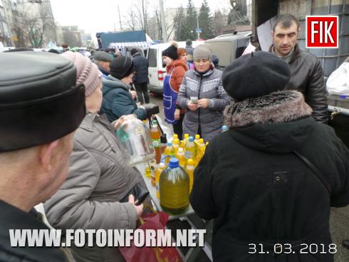 Сьогодні, 31 березня, у Кропивницькомуна площі Богдана Хмельницького розпочав свою роботу вже традиційний передвеликодній ярмарок на якому усі охочі можуть придбати сільськогосподарську продукцію, а також продукти харчової та переробної промисловості.