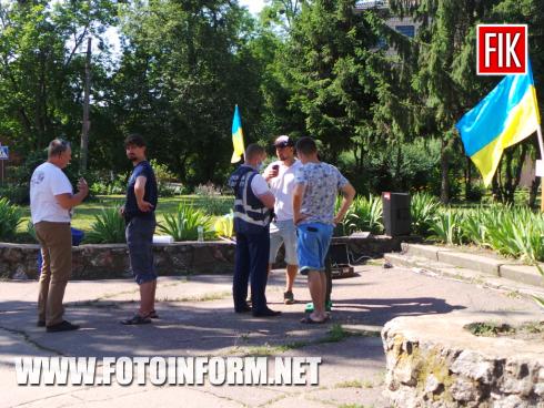 Сьогодні, 28 червня на площі Дружби народів активісти Руху Опору Капітуляції провели Віче до Дня Конституції, повідомляє FOTOINFORM.NET