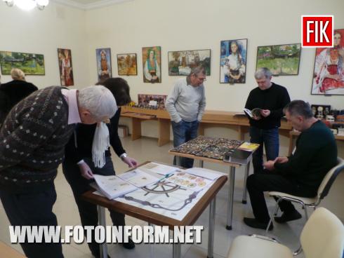 Сейчас в галерее "Елисаветград" собираются юные коллекционеры, учащиеся школ, чтобы представить предметы, которые легли в основу их коллекций.