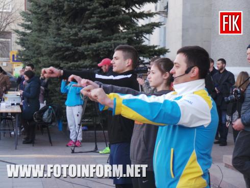 Сьогодні, 5 квітня 2019 року, на площі перед міськрадою розпочалася загальноміська ранкова руханка «Дихай вільно», повідомляє FOTOINFORM.NET
