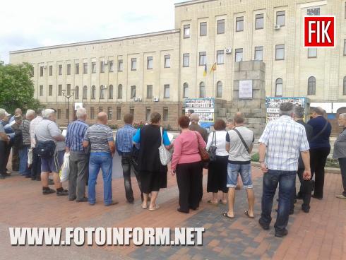 Сейчас на центральной площади города митингуют ликвидаторы аварии на ЧАЭС