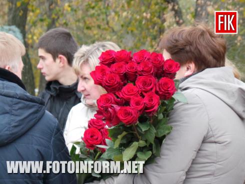 Cьогодні, 26 жовтня, у Кропивницькому на меморіальному комплексі «Фортечні вали» з нагоди 74-ї річниці визволення України від нацистських загарбників відбулося урочисте покладання квітів до Вічного вогню.