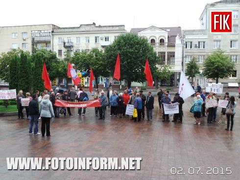 Сегодня, 2 июля, в Кировограде жители города вышли к горсовету на митинг требуя снизить тариф на квартплату. Инициатором проведения митинга выступила городская организация ВОО "Левый марш".