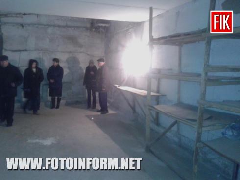 Сегодня представители городской власти показали представителям кировоградских СМИ в каком состоянии подвалы в многоэтажках, которые коммунальные службы города готовят к использованию их в качестве укрытий.