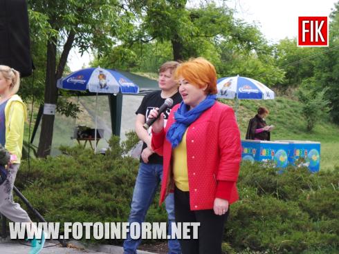 Зараз у Кропивницькому на Фортечних валах офіційно відкрили біговий проект - Kropyvnytskyi Half Marathon-2017. 