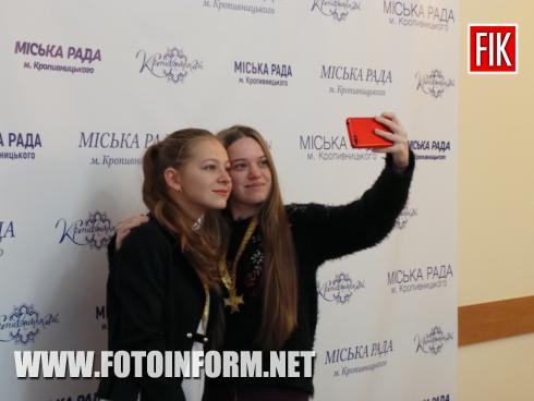 Сьогодні, 20 листопада, у міській раді Кропивницького відбувається прес-конференція голови організації Кіровоградської обласної організації інвалідів «Народна академія творчості» Ельміри Небесної.