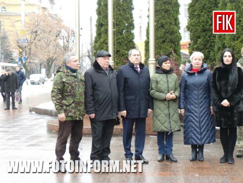 Сьогодні, 4 грудня, на флагштоку біля будівлі міськради Кропивницького урочисто підняли прапор Військово-Морських сил ЗСУ - на знак підтримки українських моряків, захоплених 25 листопада спецпідрозділами РФ поряд із Керченською протокою.